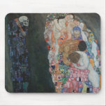 Dood en leven door Gustav Klimt  Art Nouveau Muismat<br><div class="desc">Dood en leven (1908) door Gustav Klimt is een Victoriaans Era Symbolisme mooi kunstschilderij met twee verschillende delen: leven en dood. Links staat de dood afgebeeld door een klassiek grimmige luier met een draaiende schedel, bedekt met een donkere robe gekleurd met een religieus kruis. Rechts ligt een groep van vooral...</div>