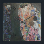 Dood en leven door Gustav Klimt  Art Nouveau Vierkante Klok<br><div class="desc">Dood en leven (1908) door Gustav Klimt is een Victoriaans Era Symbolisme mooi kunstschilderij met twee verschillende delen: leven en dood. Links staat de dood afgebeeld door een klassiek grimmige luier met een draaiende schedel, bedekt met een donkere robe gekleurd met een religieus kruis. Rechts ligt een groep van vooral...</div>