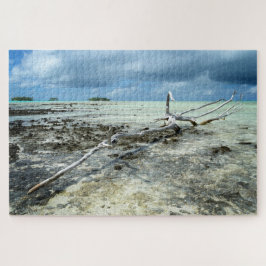 Dood hout in de Stille Oceaan onder een troebele h Legpuzzel