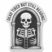 Dood moe maar nog steeds aan het lezen - Skeleton  Sticker (Voorkant)
