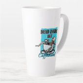 Dood van binnen, maar cafeïnehoudende koffie liefd latte mok (Rechterhoek)