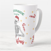 Dood van binnen, maar het is kerst 17 oz Latte Mok (Rechterhoek)