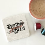 Dood voor decaf Cute Skull Typografie Stenen Onderzetter<br><div class="desc">Rust je ochtendgrap op ons schattige koffie, het stenen onderzetter. Superschattige, grappige typografische vormgeving maakt een geweldige boedel of een lief cadeau voor elke koffieminnaar. In het ontwerp staat "Death Before Decaf" in een zwarte gotische stijl typografie met een schattige schedel en kruisbotafbeelding en een piek roze lintbanner. Pas indien...</div>