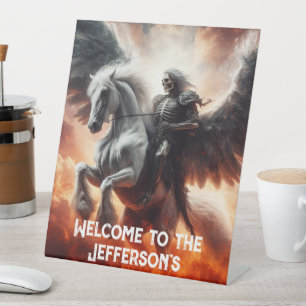 Doodels Engel Rijdt Op Een Bleek Paard Halloween Reclamebord Met Voetstuk