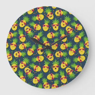 Doodle ananas, hand getekend, zomer patroon. grote klok