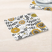 Doodle bloemen en bladeren in geel en zwart kartonnen onderzetters (Schuin)