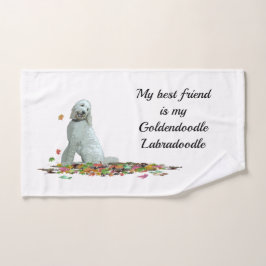 Doodle hond in bladeren handdoek