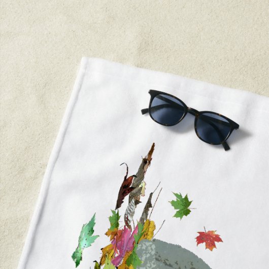 Doodle hond in bladeren strandlaken (In situ)