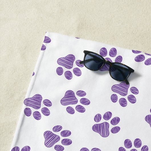 Doodle Paws, Dog Paws, Paarse Paws Strandlaken (In situ)