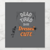 Doodmoe maar nog steeds Schattig gekleed – Hallowe Wijn Etiket (Enkel label)