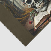 Doodschedel op vervloekt boek met rozen en kraaien tissuepapier (Detail)