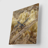 Doodse eekhoorn op de rode cilinder vierkante klok (Hoek)