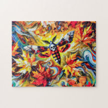Doodshoofdpijlstaart met herfstbladeren in oliever