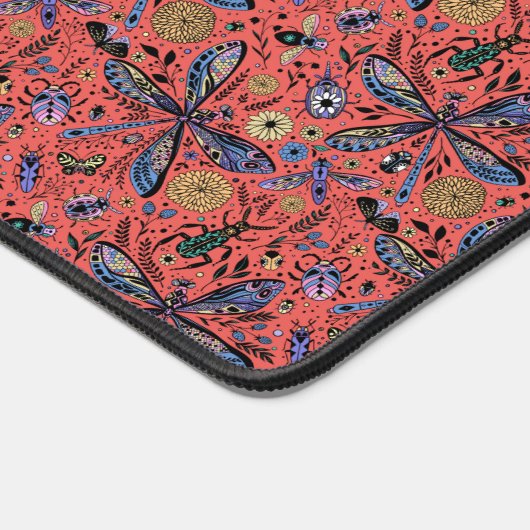 Doogaveinsecten op koraalrood bureaumat (Hoek)