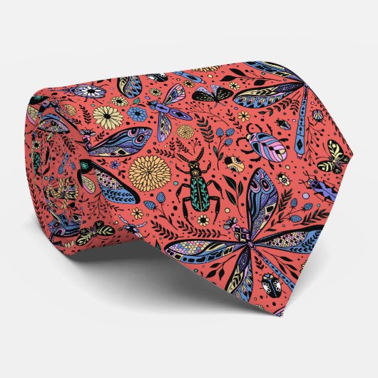 Doogaveinsecten op koraalrood stropdas (Opgerold)