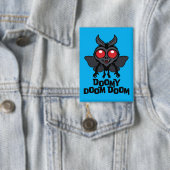 Doomy Doom Doom Schattige Mothman Cryptid Button (Insitu)