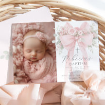 Doopfoto voor babymeisje met bloemboog van eucalyp