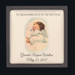 doopselijk  baby meisje engel aandenken premium bewaar doosje<br><div class="desc">Deze gepersonaliseerde traditionele Baptismal keepsake juwelendoos heeft een lief afbeelding van een baby meisje engel slapen op een wolk. Er is een gebied voor u om te personaliseren met de naam van het kind. Het zou een perfect aandenken zijn om alle kleine geschenken en herinneringen van die speciale gelegenheid op...</div>