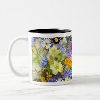door bloemen ontworpen mokken