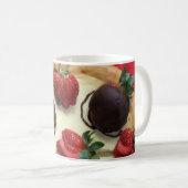 Door chocolade gedekte aardbeiboombessen Cheesecak Koffiemok (Voorkant rechts)