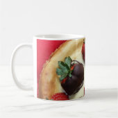 Door chocolade gedekte aardbeiboombessen Cheesecak Koffiemok (Links)