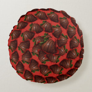 Door chocolade gedekte aardbeien rond kussen