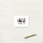 Door de hand getrokken gemengde letters en letters post-it® notes (Op bureau)