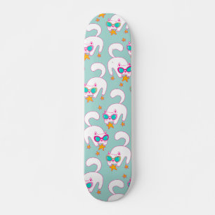 Door de hand getrokken katten met zonnebrillen en  persoonlijk skateboard