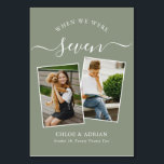 Door de jaren heen Koppel Foto Wedding Modern Tabl Kaart<br><div class="desc">Let op en heb wat plezier met je trouwreceptietabelnummers - Deze elegante eenvoudige tabelnummers geven je de mogelijkheid om een foto van de bruid en bruidegom op dezelfde leeftijd op te nemen als het tabelnummer, de bruid- en groomnaam/s en de datum van hun bruiloft. De achtergrondkleur is grijs met witte...</div>