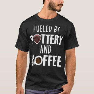 Door de koffiezetters van de koffieertafel en de p t-shirt
