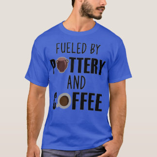 Door de potten van het aardewerk en het koffiedeks t-shirt