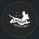 Door de sneeuwteckel Christmas Wiener Dog XM Ronde Sticker<br><div class="desc">Door de sneeuw teckel Kerstmis Wiener Hond Xmas Hond Mam</div>