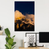 Door de zon verlichte bergen bedekt met wolken poster (Thuiskantoor)