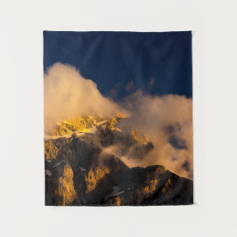 Door de zon verlichte bergen bedekt met wolken wandkleed