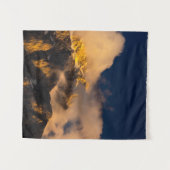 Door de zon verlichte bergen bedekt met wolken wandkleed (Voorkant (horizontaal))