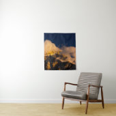 Door de zon verlichte bergen bedekt met wolken wandkleed (In situ)