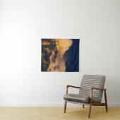 Door de zon verlichte bergen bedekt met wolken wandkleed (In Situ (horizontaal))