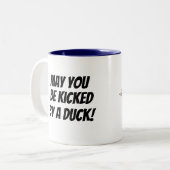 Door Duck geschopt. Oekraïense Cartoon Duck Mok (Voorkant links)