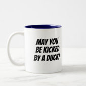 Door Duck geschopt. Oekraïense Cartoon Duck Mok (Links)