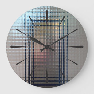 Door glasdeuren grote klok