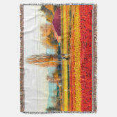 Door gouden en rode Tulpvelden rollen Deken (Voorkant Verticaal)