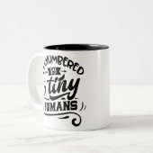 Door kleine mensen tweekleurige koffiemok (Voorkant links)