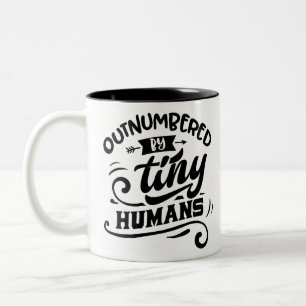 Door kleine mensen tweekleurige koffiemok