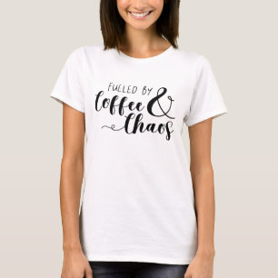 Door koffie en chaos gevoed t-shirt