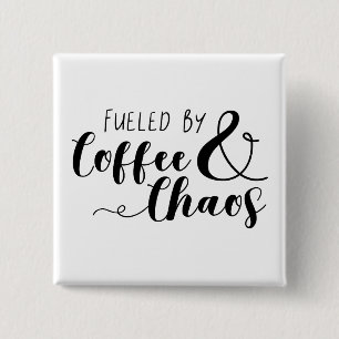Door koffie en chaos gevoed vierkante button 5,1 cm
