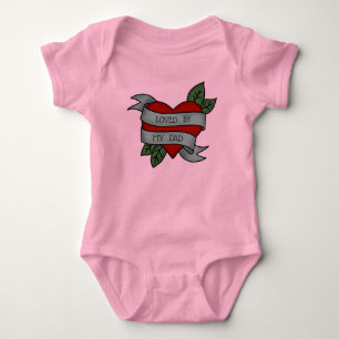 DOOR MIJN DAD VERZONDEN tattoo - Hart-sash Romper