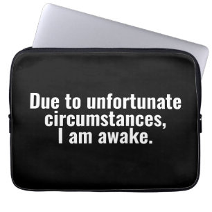 Door ongelukkige omstandigheden ben ik wakker. laptop sleeve
