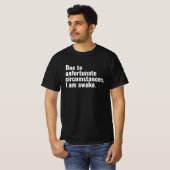 Door ongelukkige omstandigheden ben ik wakker teks t-shirt (Voorkant volledig)
