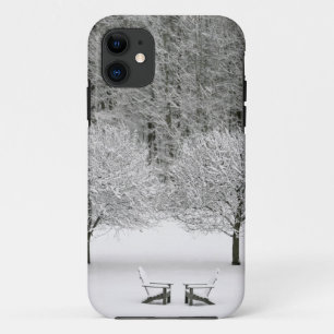 Door sneeuw bedekt landschap iPhone 11 hoesje