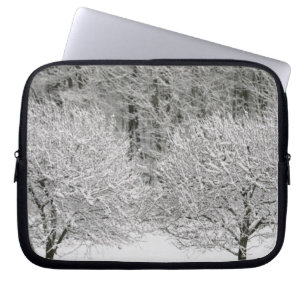 Door sneeuw bedekt landschap laptop sleeve